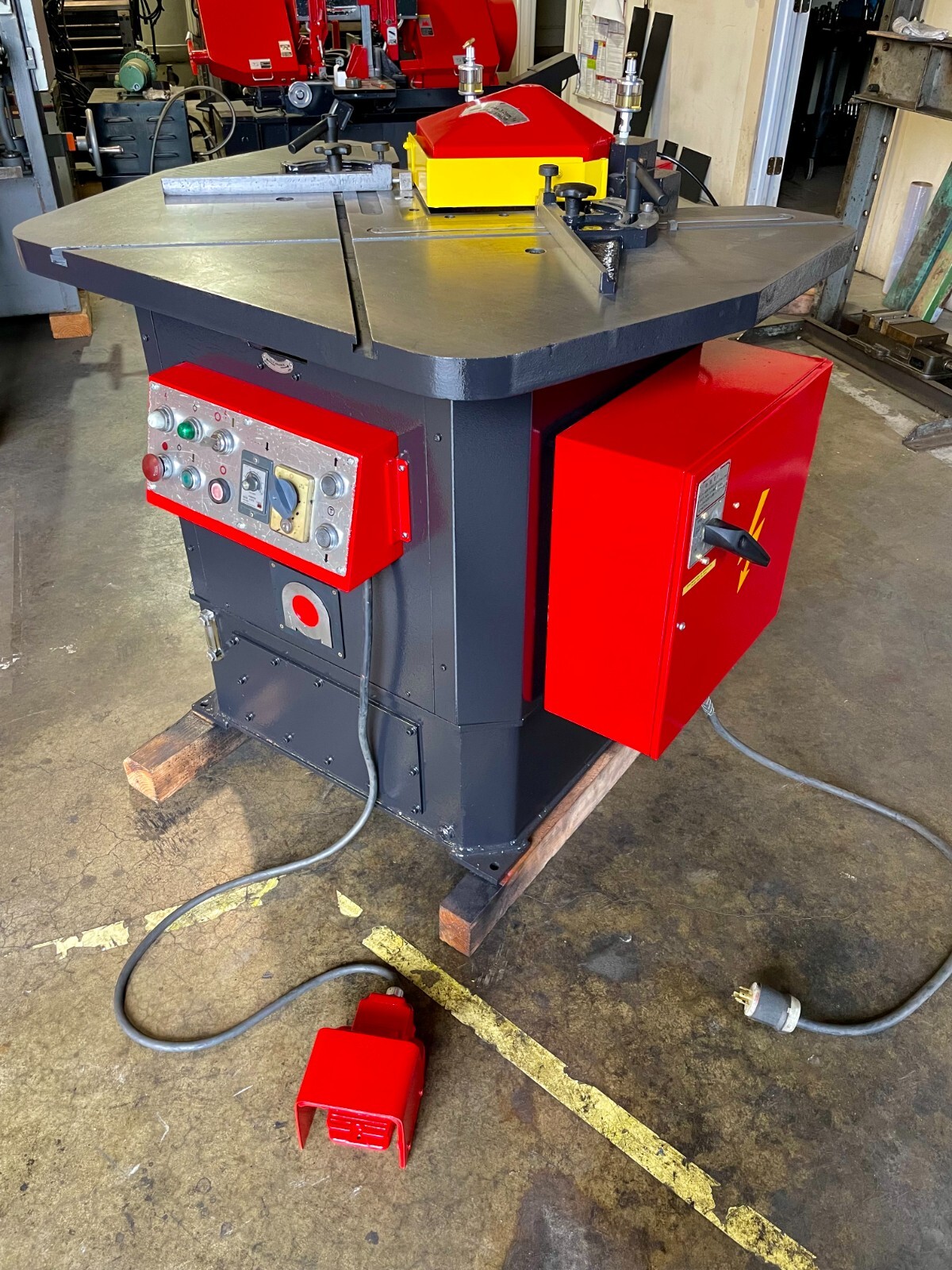 8-5/8" x 8-5/8" Amada #CS-220, Hydraulic Corner Notcher, 7/8" stroke, 36 SPM, 32" x 26" table, 3 HP - Image 3