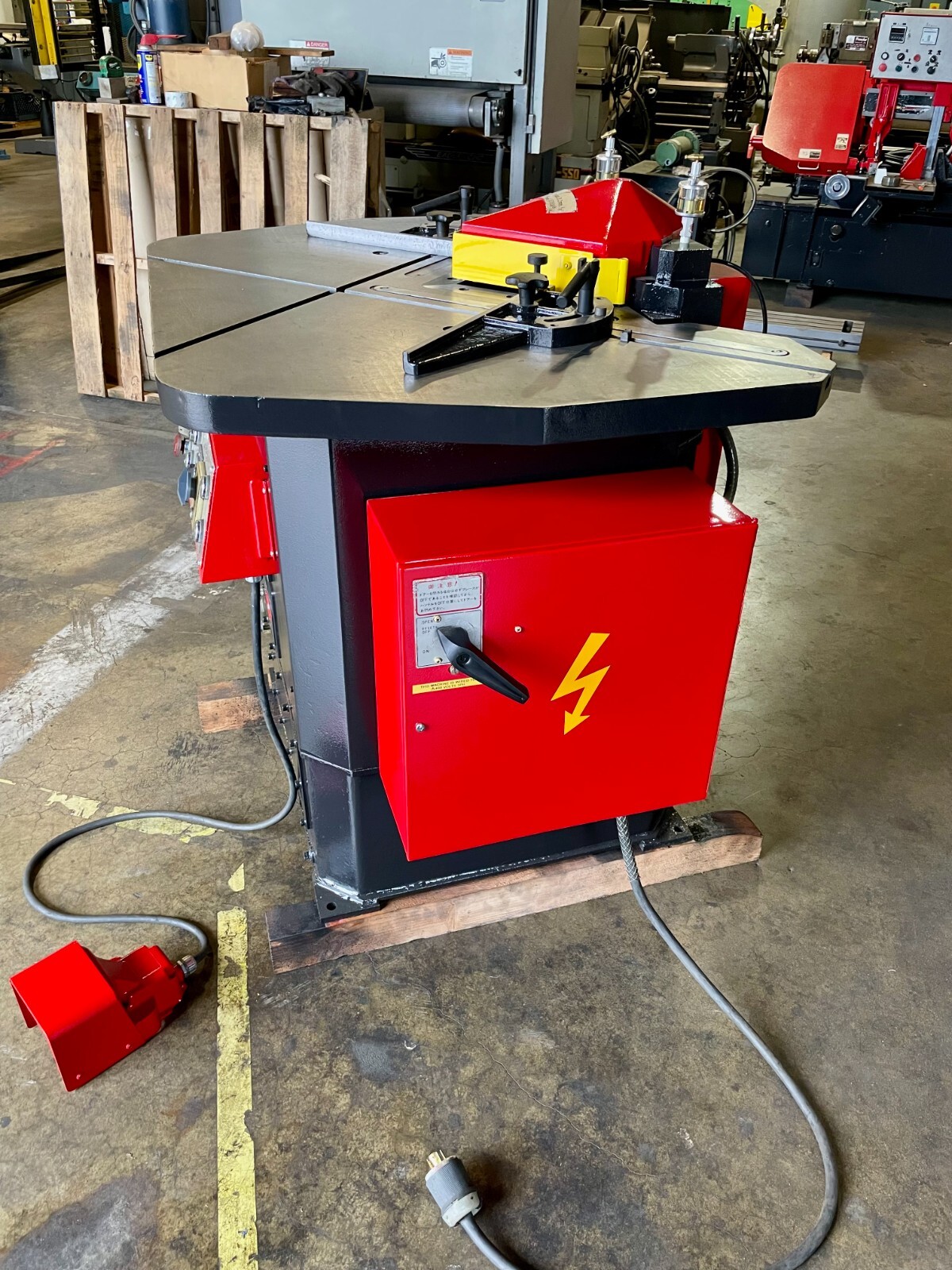 8-5/8" x 8-5/8" Amada #CS-220, Hydraulic Corner Notcher, 7/8" stroke, 36 SPM, 32" x 26" table, 3 HP - Image 4