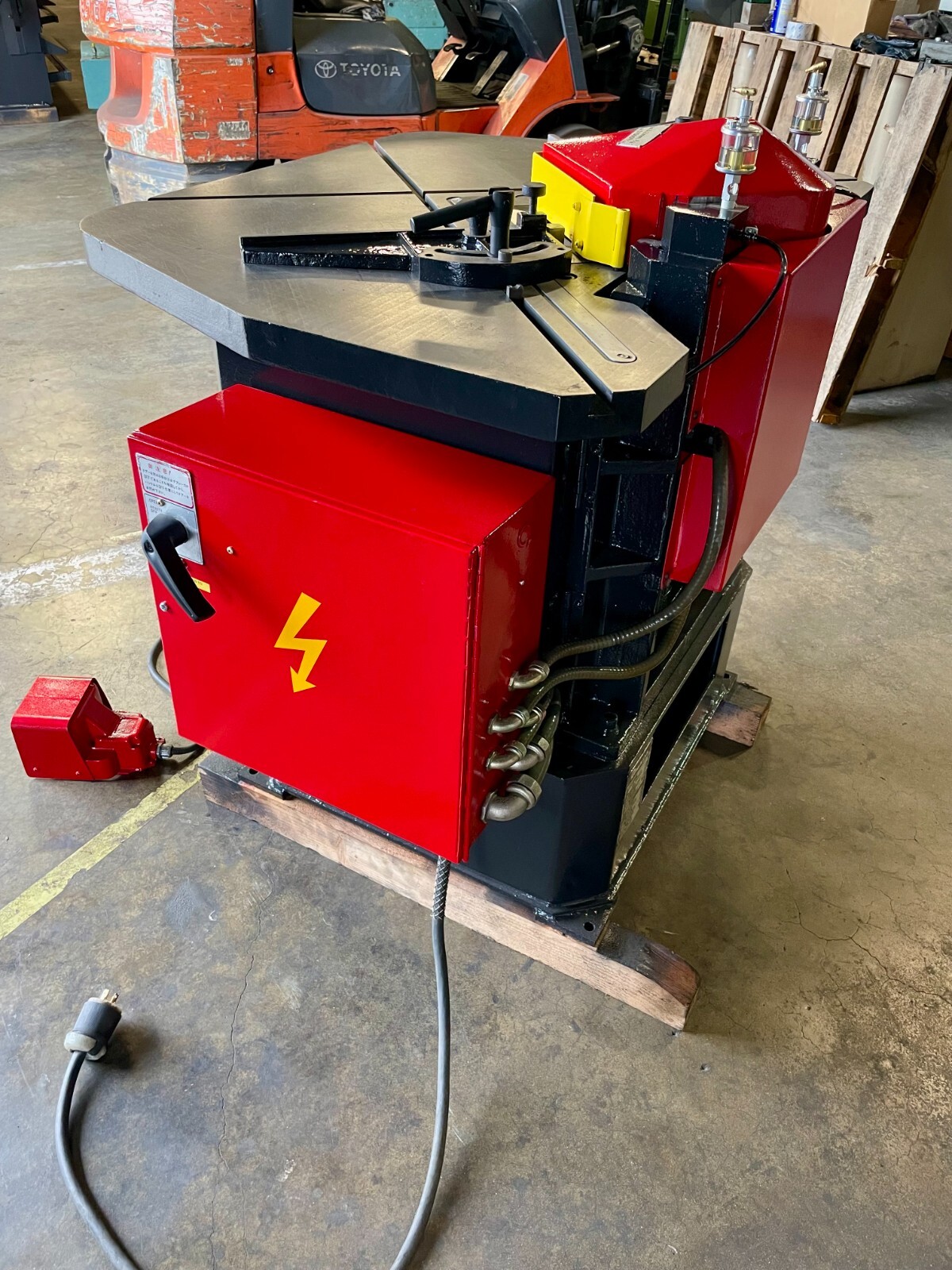 8-5/8" x 8-5/8" Amada #CS-220, Hydraulic Corner Notcher, 7/8" stroke, 36 SPM, 32" x 26" table, 3 HP - Image 5