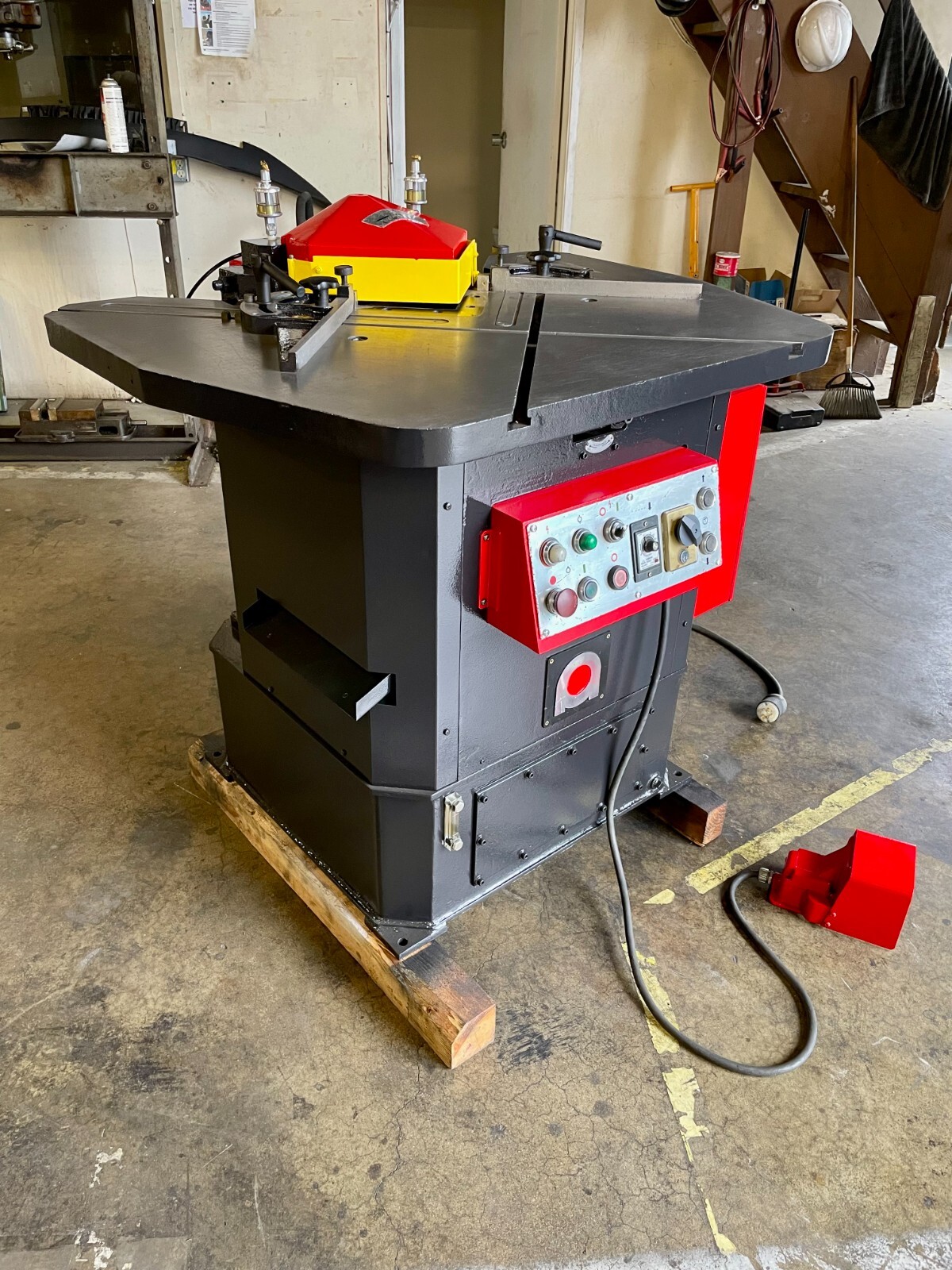 8-5/8" x 8-5/8" Amada #CS-220, Hydraulic Corner Notcher, 7/8" stroke, 36 SPM, 32" x 26" table, 3 HP - Image 9