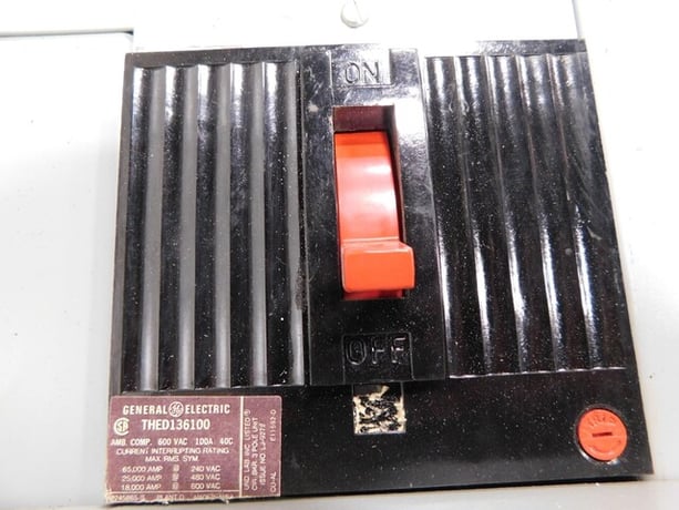 1200 Amp. General Electric, CCB, panelboard, 4 wire, 120/208 Volts, 3 phase - Image 9