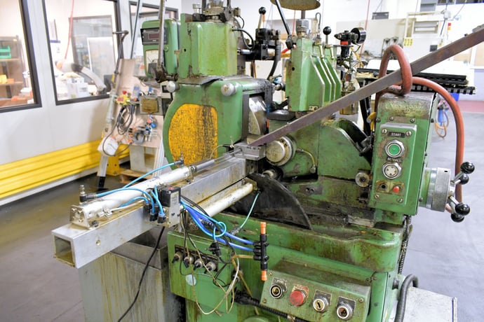 Royal Master Mdl. TG-12X4, centerless grinder, 1.5" diameter, 7.5 HP, automatic cycle infeed, workrest - Image 4