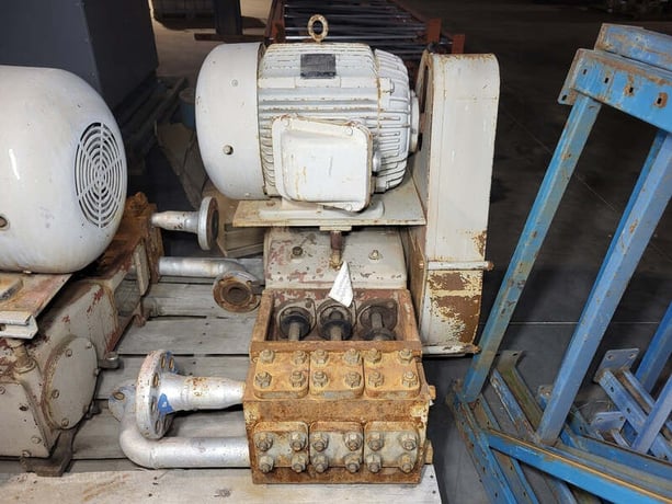 16.8 GPM @ 1200 psi, Union Pump, 1-3/9x2-3/4 triplex plunger pump TD-30, with 15 HP motor - Image 1