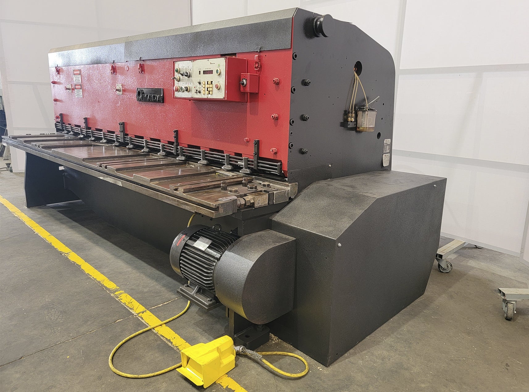 1/4" x 10' Amada #M-3060, mechanical shear, 6" throat, motorized Back Gauge, 1988 - Image 2