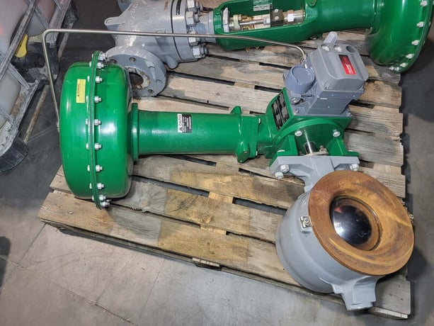 8" Fisher Controls, class 600 control valve V200 with size 60 actuator 1051, new - Image 1