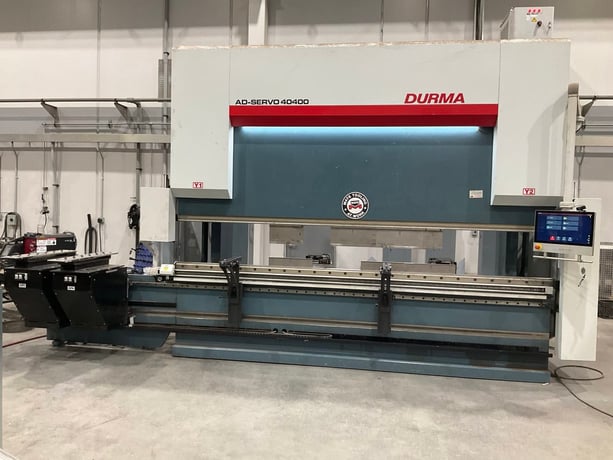 440 Ton, Durma #AD-Servo-40400, CNC Press Brake, 13' overall, 159.4" L, 14.4" stroke, 6 Axis Back Gauge, CNC - Image 1