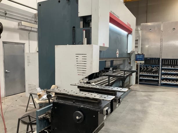 440 Ton, Durma #AD-Servo-40400, CNC Press Brake, 13' overall, 159.4" L, 14.4" stroke, 6 Axis Back Gauge, CNC - Image 2