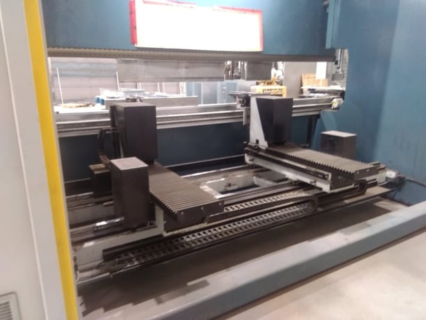 440 Ton, Durma #AD-Servo-40400, CNC Press Brake, 13' overall, 159.4" L, 14.4" stroke, 6 Axis Back Gauge, CNC - Image 5