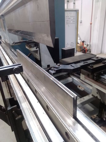 440 Ton, Durma #AD-Servo-40400, CNC Press Brake, 13' overall, 159.4" L, 14.4" stroke, 6 Axis Back Gauge, CNC - Image 8