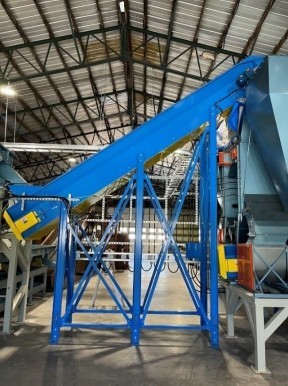 20" wide x 17' long, MC3 Conveyor #1, slider bed belt conveyor (D-Style), cleated belt, new surplus - Image 1