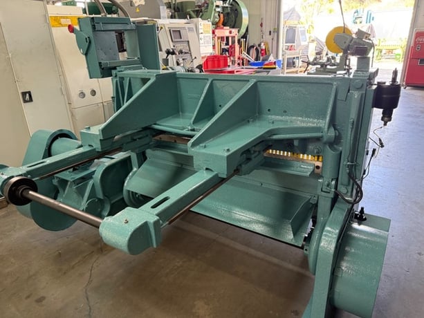 12 gauge x 4' Wysong #1052, mechanical shear, 8 holddowns, rear operated manual back gauge, squaring arm - Image 2