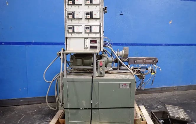 0.75" clock wise Brabender #2503, Extruder, 25:1 L/D, 3 barrel zone, 3 HP, 230 V., Control panel - Image 1