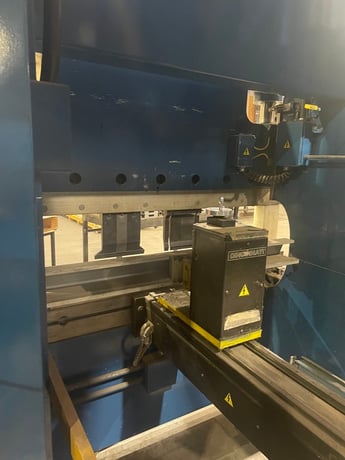 60 Ton, Cincinnati #AutoForm, CNC press brake, 6' overall, 54" between housing, 8" stroke, 17" open, die - Image 3