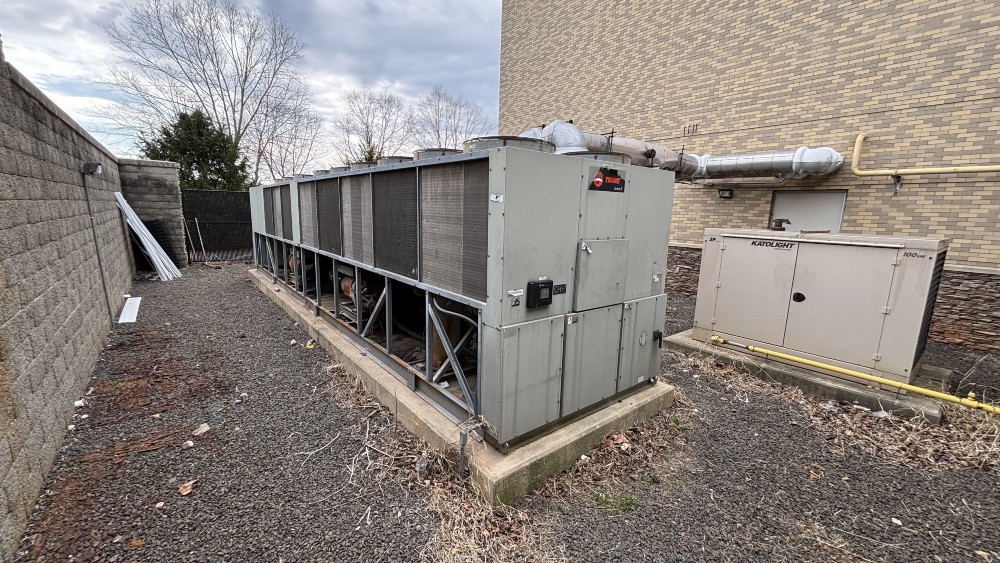 300 Ton, Trane #RTAC, air cooled chiller, low hours, ( 200 250 350 400 500 ) - Image 1