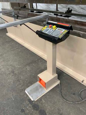 175 Ton, Accurpress #717512, Hydraulic Press Brake, 12' overall Bed & Ram, 10.3' Between Center, 8" Ram - Image 5