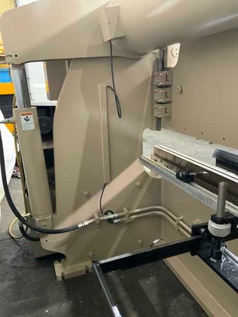 175 Ton, Accurpress #717512, Hydraulic Press Brake, 12' overall Bed & Ram, 10.3' Between Center, 8" Ram - Image 8