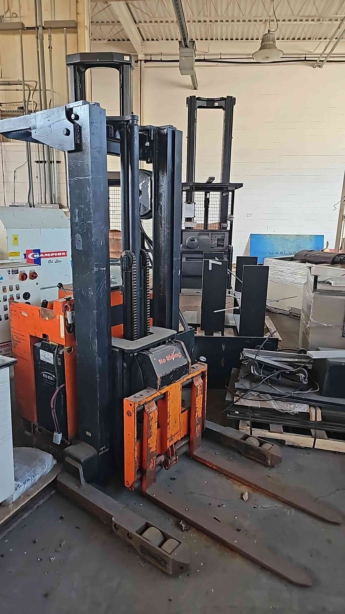 2000 lb. Raymond #20R30TT, reach forklift, needs battery - Image 1