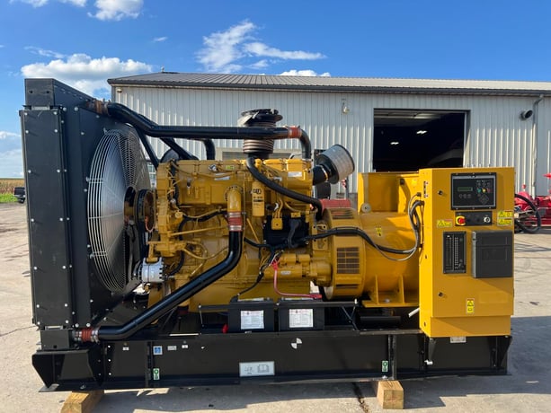 600 KW Caterpillar #C18, diesel generator set, 120/208 Volts, 1/3 hours, 167 hs, EPA Tier 2, open skid - Image 1