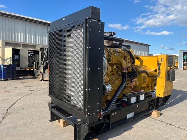 600 KW Caterpillar #C18, diesel generator set, 120/208 Volts, 1/3 hours, 167 hs, EPA Tier 2, open skid - Image 2