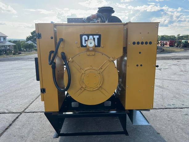 600 KW Caterpillar #C18, diesel generator set, 120/208 Volts, 1/3 hours, 167 hs, EPA Tier 2, open skid - Image 7
