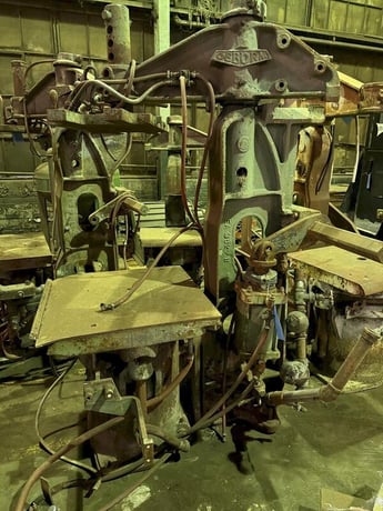 Osborn #3161-20 rotolift molding machine, S/N 18967-B, parts - Image 1