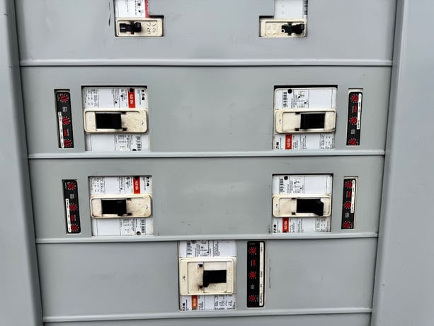 800 Amp. Eaton, PRL4, panelboard, 480 Volts, 3-phase, 3-wire, 800 amp main breaker - Image 5