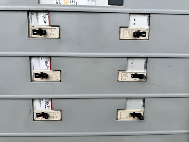 800 Amp. Eaton, PRL4, panelboard, 480 Volts, 3-phase, 3-wire, 800 amp main breaker - Image 2