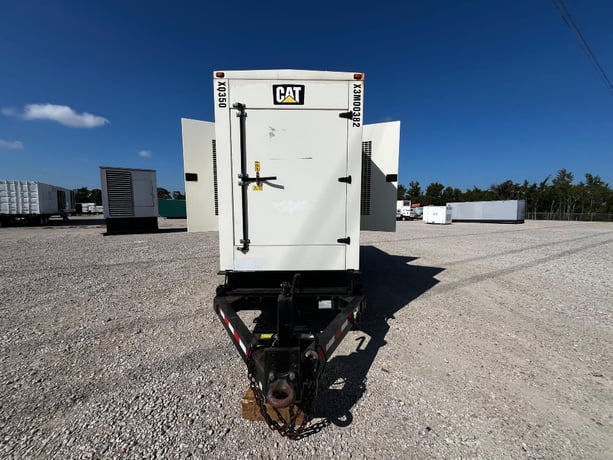 350 KW Caterpillar #XQ350, 277/480 Volts, 5300 hours, trailer mounted, Tier 4i, sound attenuated enclosure - Image 2