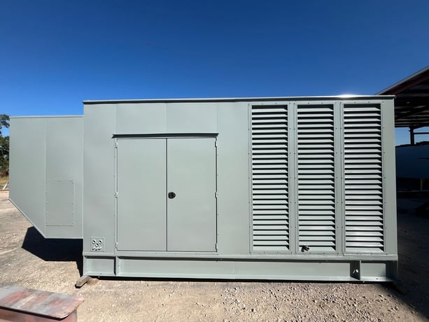 1000 KW MTU #16V2000, diesel generator set, 480 Volts, 400 hours, Tier 2, enclosure w/ base tank, 2007 - Image 2