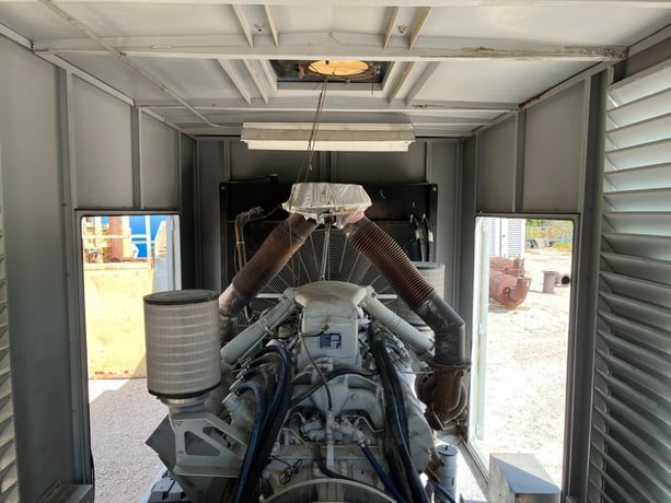 1000 KW MTU #16V2000, 480 Volts, 418 hours, Tier 2, enclosure w/ base tank, 2007 - Image 7