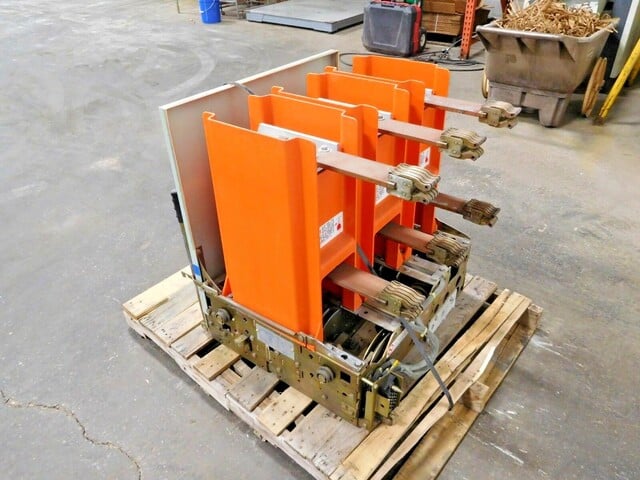 1200 Amps, General Electric, VB-7.2-500-3, Power VAC Circuit Breaker, 8.25 KV, 125 VDC - Image 4