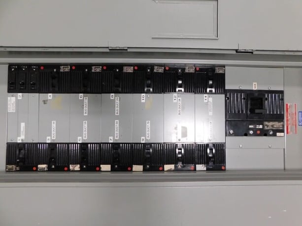 600 Amp. General Electric CCB-2, Panelboard, 208/120 V, 3 phase, 4 W, 17 breakers - Image 4