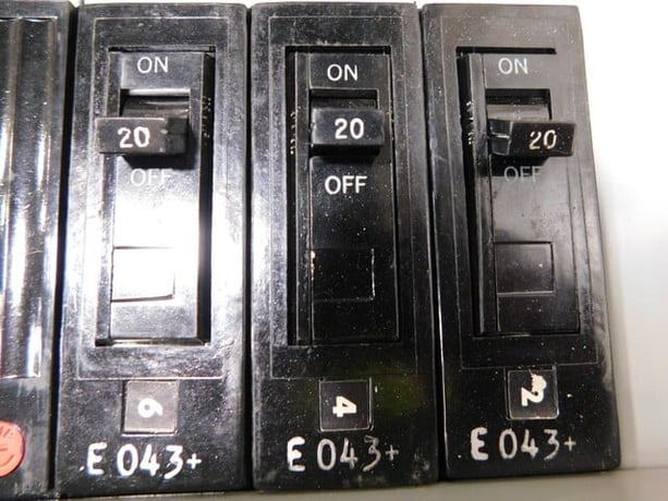 600 Amp. General Electric CCB-2, Panelboard, 208/120 V, 3 phase, 4 W, 17 breakers - Image 10