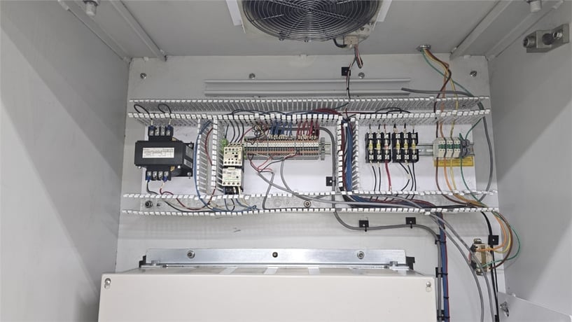 400 HP 3750 RPM General Electric, AC motor, Yaskawa AC drive A1000 w/ cabinet - Image 3