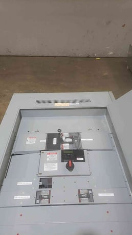 600 Amps, GE Spectra Series, Panelboard, 480 VAC, 3PH, 3W, Top Feed, 3 Breaker - Image 3