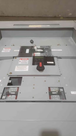 600 Amps, GE Spectra Series, Panelboard, 480 VAC, 3PH, 3W, Top Feed, 3 Breaker - Image 6