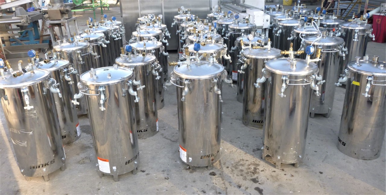 15 gallon Binks 1430-4134, Stainless steel tank, 14" x 26.5", 110 psi (9 available) - Image 1