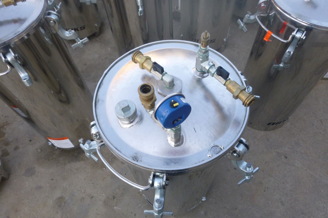 15 gallon Binks 1430-4134, Stainless steel tank, 14" x 26.5", 110 psi (9 available) - Image 4