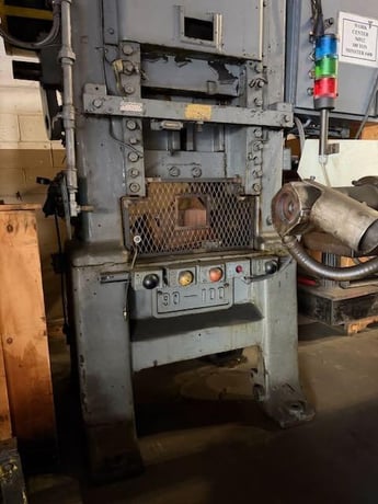 100 Ton, Minster #90-100, knuckle joint press, 1-1/2" stroke, 12" Shut Height, 1/2" ram adjustment, 0-60 SPM - Image 3