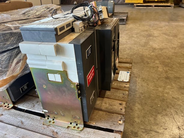 5000 Amps, Siemens, WLC3F350, motorized breaker with adjustable trip unit, with GFCI module, 2021 - Image 2