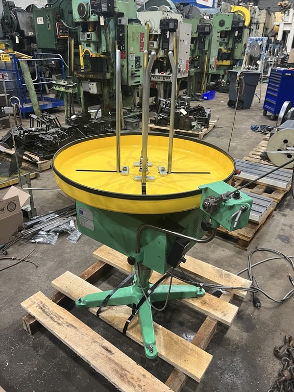220 lb. Huei Shang #HR-105D, motorized pallet uncoiler, 31" outside dimensions, variable speed, forward & - Image 3