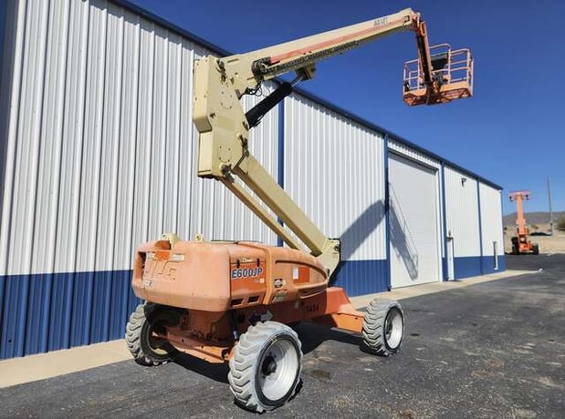 500 lb. JLG #E600JP, electric boom lift, 60' lift, electric engine, 2x4 traction, pneumatic tires, 2008 - Image 2