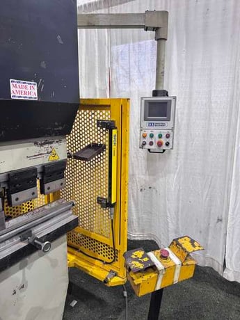 88 Ton, U.S. Industrial #80X3200, CNC hydraulic brake, 10.5'OA, 106.2" between housing, 3.93" stroke, 2007 - Image 4