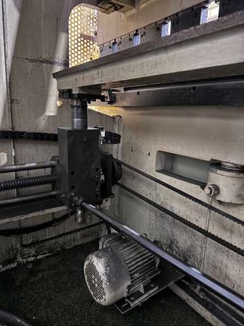 88 Ton, U.S. Industrial #80X3200, CNC hydraulic brake, 10.5'OA, 106.2" between housing, 3.93" stroke, 2007 - Image 9