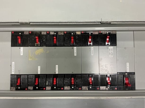 310 Amp. General Electric, CCB, panelboard, 4 wire, 277/480 Volts, 3 phase - Image 4
