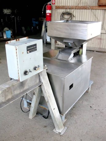 Midwest Feeder, Stainless Steel Feeder w/ Hopper, 50 units per min. per line, 24" L x 24" width x 8" H - Image 3