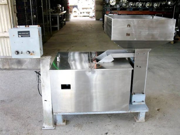 Midwest Feeder, Stainless Steel Feeder w/ Hopper, 50 units per min. per line, 24" L x 24" width x 8" H - Image 4