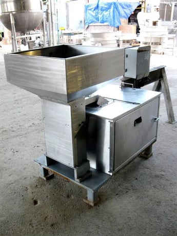 Midwest Feeder, Stainless Steel Feeder w/ Hopper, 50 units per min. per line, 24" L x 24" width x 8" H - Image 6
