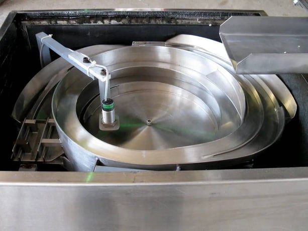 Midwest Feeder, Stainless Steel Feeder w/ Hopper, 50 units per min. per line, 24" L x 24" width x 8" H - Image 10