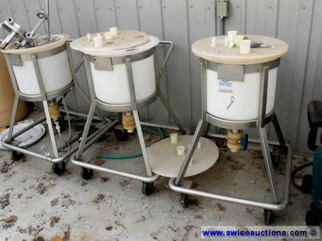15 gallon Rolling Poly Tanks (3 available) - Image 2